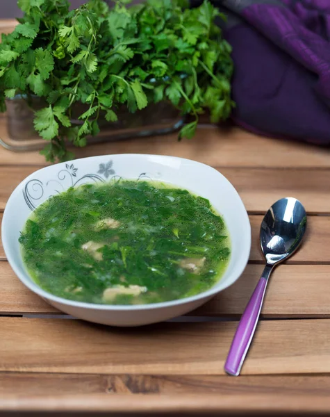 Bir sürü sebze çorbası ve haşlanmış et suyu.