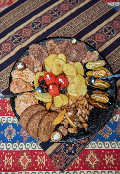 Azerbaijani National Food Called Sadj Vegetables Meat Fried Large Iron — Photo
