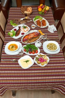 Gurme yemekleri olan harika bir set masası.