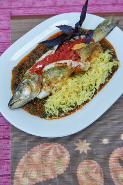  Kızarmış balık, Pike levrek, dekorasyon stüdyosu çekimleriyle süslenmiş.