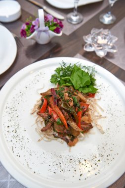 Ispanaklı turta, tatlı ve ekşi sos.