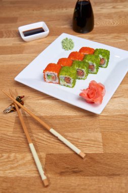 Ton balığı ve havyarlı Japon suşisi.