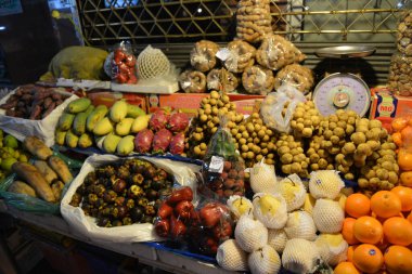 Tayland 'da egzotik meyveler. Markette denememiş olabilirsiniz.
