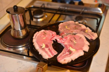 Sadece Sicilya 'da İtalyan ulusal yemekleri sarımsaklı kızarmış domuz pirzolası var.