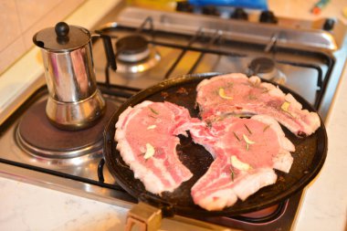 Sadece Sicilya 'da İtalyan ulusal yemekleri sarımsaklı kızarmış domuz pirzolası var.