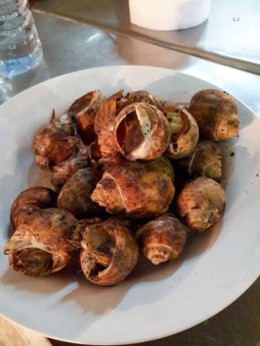 Tayland sokaklarında kızarmış salyangoz ve deniz kabukları çok lezzetlidir.