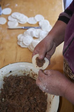 Gyurza adlı Azerbaycan ulusal mutfağından bir yemek et ve hamurdan geyik eti avlanarak baştan sona adım adım hazırlanıyor. 