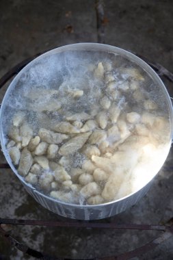 Gyurza adlı Azerbaycan ulusal mutfağından bir yemek et ve hamurdan geyik eti avlanarak baştan sona adım adım hazırlanıyor. 