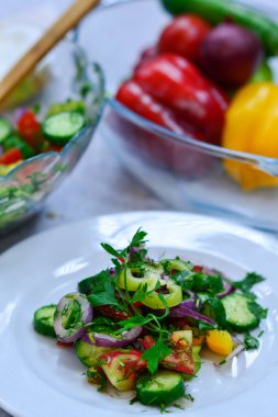 Salatalık, domates, biber, soğan ve bitkilerden oluşan yaz salatası.