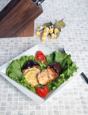 Et ve domatesle doldurulmuş patlıcan.