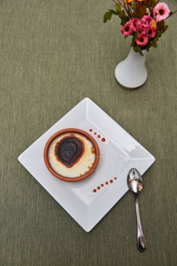 Kil çömlekte pişirilmiş süzme peynirli kek.