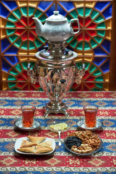 Azerbaycan geleneksel çay seti seti semaver, tatlılar ve hamur işleri