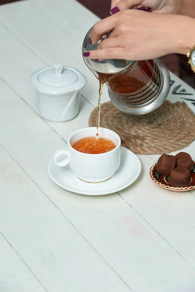  Chrysanthemum tea delightful aroma very tasty hands .