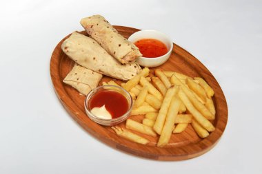 Patates kızartmalı Shaurma dürümü ve mayonez.