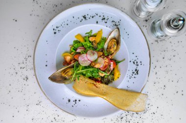 Şeften deniz ürünleri midyeli salata ve kraker. 