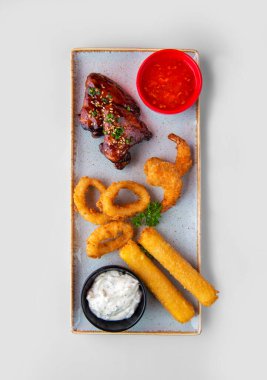  Izgara tavuk kanadı kalamar halkaları karides ve ekmek kırıntılarında kimyon ve soslu nugget.