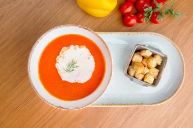 Rus yemeğinin adı Borsch, ekmek kırıntıları ve ekşi krema.