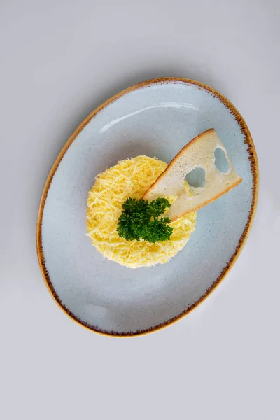 Salad Disebut Mimosa Dari Koki Dengan Roti Cracker — Stok Foto