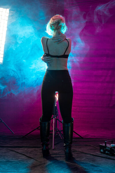 Студийный световой фон фильтрует женский силуэт