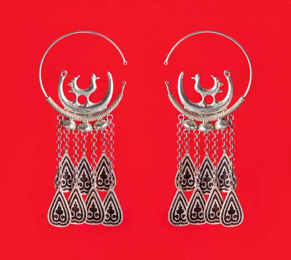 Azerbejdżan Zabytkowe Kolczyki Czerwony Tło Biżuteria Muzeum Eksponat — Zdjęcie stockowe