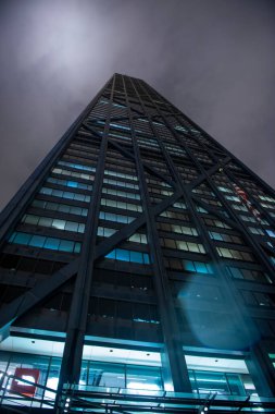 tallest building in Chicago skyscraper at night