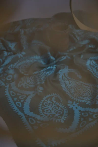 Azerbaycan ulusal ipek atkısı Kelagayi hala Clay 'in esrarıyla yaşıyor ve hamur stüdyosu çekimi için elek kullanıyor. 