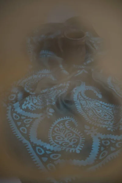 Azerbaycan ulusal ipek atkısı Kelagayi hala Clay 'in esrarıyla yaşıyor ve hamur stüdyosu çekimi için elek kullanıyor. 