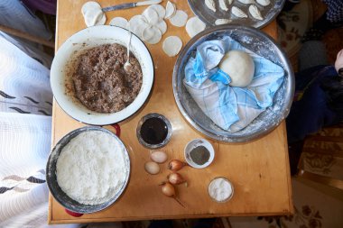 Gyurza adlı Azerbaycan ulusal mutfağından bir yemek et ve hamurdan geyik eti avlanarak baştan sona adım adım hazırlanıyor.
