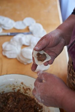 Gyurza adlı Azerbaycan ulusal mutfağından bir yemek et ve hamurdan geyik eti avlanarak baştan sona adım adım hazırlanıyor.
