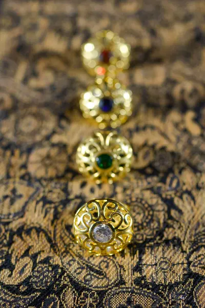 Azerbejdżan Biżuteria Narodowa Tradycyjne Pierścienie Różnych Kolorowych Kamieni Dekoracji — Zdjęcie stockowe