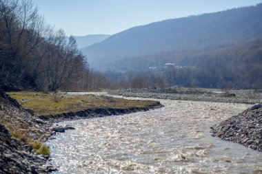 Azerbaycan 'ın güzel dağlarının doğa rezervi manzarası ve insanlar için erişilemez nehirler.