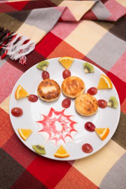 Meyve garnitürlü gözleme.