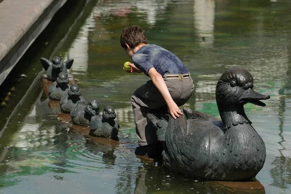 Monument Duck Her Ducklings Boy Created Feeding Scene — Stockfoto