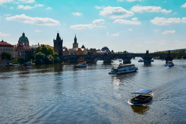 Beautiful Panorama Beautiful View Canal Prague Swans Shore Waiting People — Stockfoto