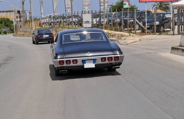 Vintage Car Cadillac 70S Island Sicily Young People Get High — Foto de Stock