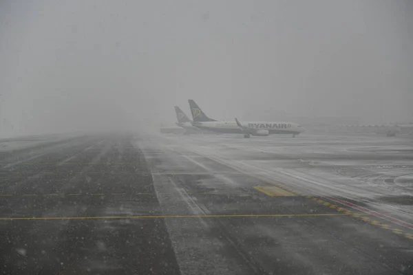 Χειμώνας Στο Μιλάνο Χιονόπτωση Malpensa Αεροδρόμιο — Φωτογραφία Αρχείου
