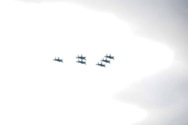 Bakü semalarında gökyüzünde bir savaş uçağı Azerbaycan bayrağının en yüksek akrobasilerini gösteriyor.