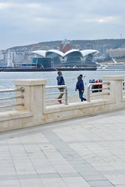 Bakü Azerbaijan halkı 44 günlük savaşın zaferini Ermenistan bayrağıyla kutluyor.