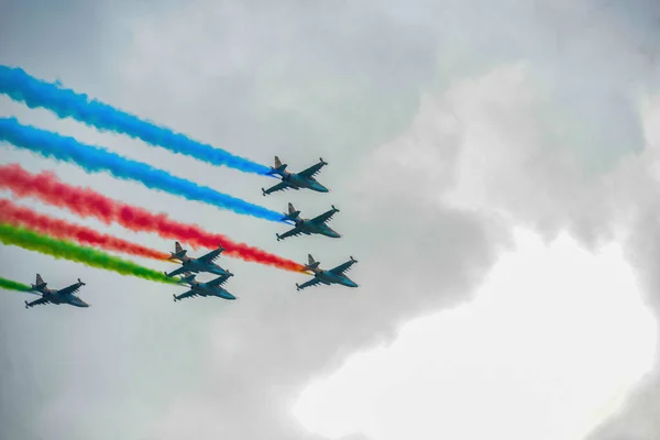 Bakü semalarında gökyüzünde bir savaş uçağı Azerbaycan bayrağının en yüksek akrobasilerini gösteriyor.