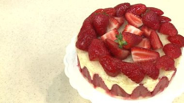 Çilekli kek az önce statik çerçeve pişirdi.