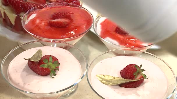 Strawberry Smoothie Imágenes Estáticas Desde Diferentes Ángulos — Vídeos de Stock