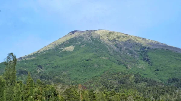 Topo Montanha Visto Longe Com Sua Cor Verde — Fotografia de Stock