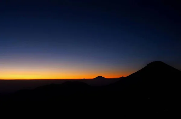 日出的美丽轮廓和早上的山景 — 图库照片