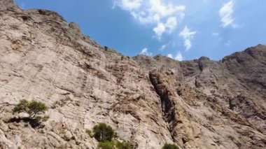 Büyük sarp kayalıklar, Fırat Nehri 'nde bir kanyon, dramatik jeolojik harikalar. Güzel bir arka plan ve alışılmadık bir manzara, 4k titreşimli çekim
