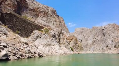 Büyük sarp kayalıklar, Fırat Nehri 'ndeki büyülü kanyon, dramatik jeolojik harikalar. Güzel bir arka plan ve alışılmadık bir manzara, 4k titreşimli çekim