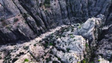 Muazzam Muhteşem Kayalar, ünlü Dağlar Vadisi üzerinde destansı hava aracı uçuşu, devasa taş yapılar, yeşil ağaçlı dramatik jeolojik harikalar. Kuş bakışı manzara 4k