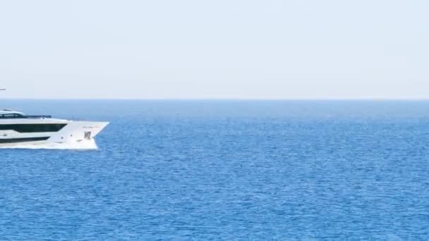 Luxusní jachta křižující na otevřeném moři. Pohled na luxusní jachtu křižování v tyrkysové laguně. Motorová jachta plachtění na otevřeném oceánu — Stock video