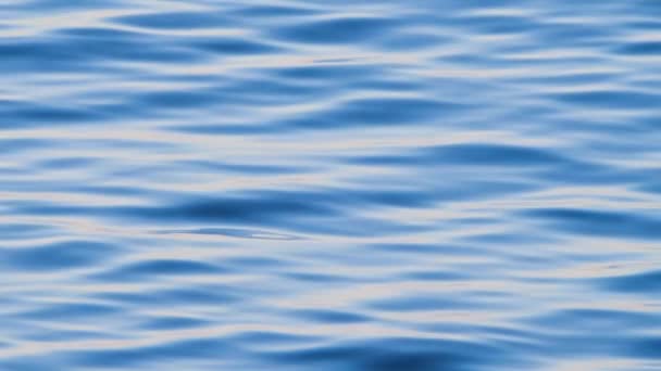 Blaue Wasserwellen Oberfläche, schöner Hintergrund. Frisches Trinkwasser, buntes Video. Umweltprobleme, Trinkwassermangel, Klimawandel, Dürre, globale Erwärmung — Stockvideo