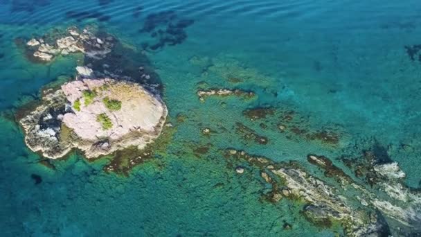 Aerial top view 4k footage by drone of ocean blue water and rocks, Spokojne morze myje skalistą górę, Krawędź świata i błękitne morze plaży, Dramatyczny cud geologiczny, Piękny krajobraz — Wideo stockowe