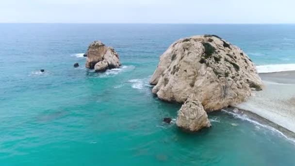 Повітряний вид 4k кадри з безпілотного океану блакитна вода і скелі, спокійне море миє скелясту гору, край світу і синє морське узбережжя, драматичне геологічне диво, красивий пейзаж — стокове відео